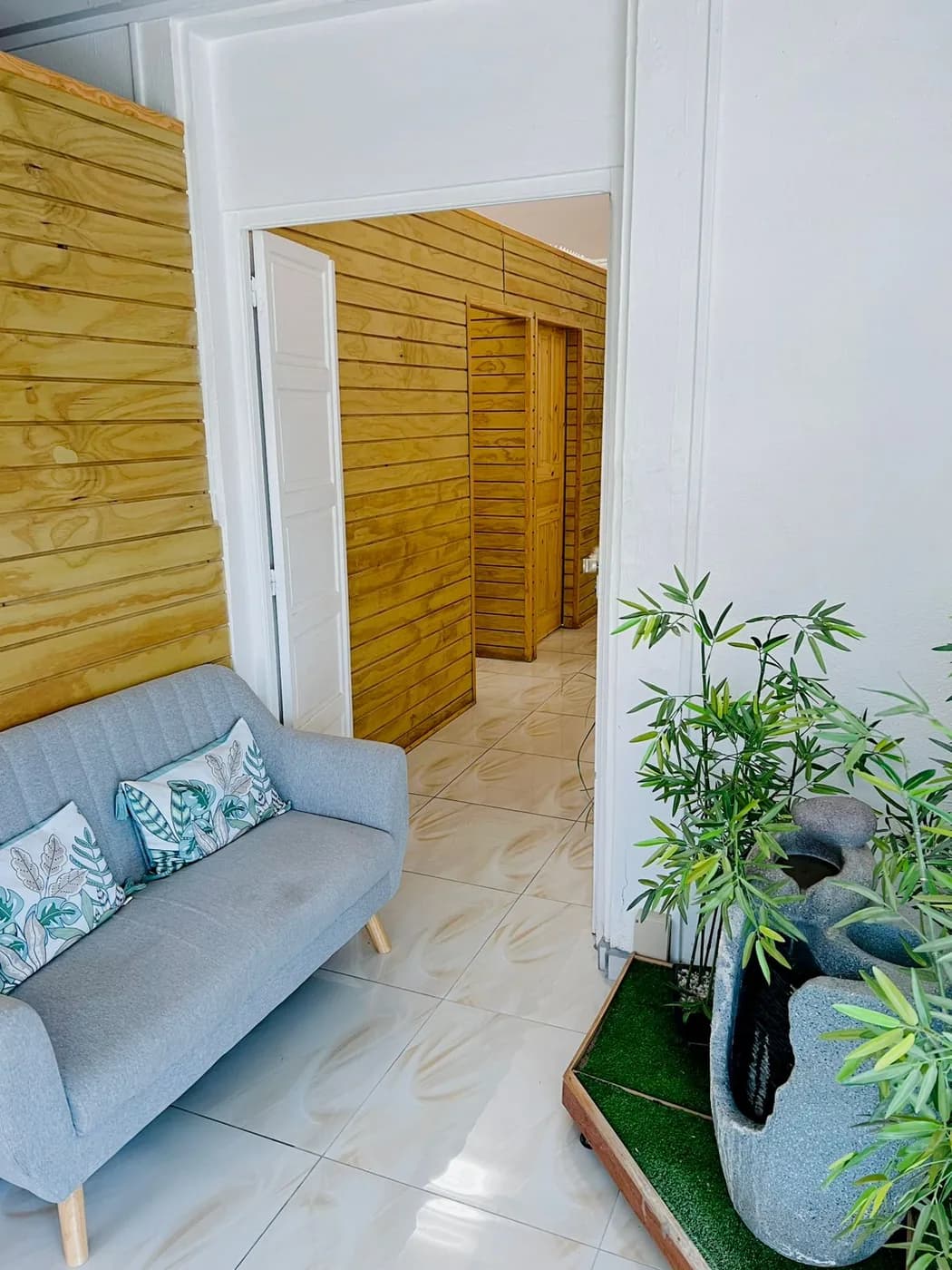 Le coin salon et le couloir vers les cabines